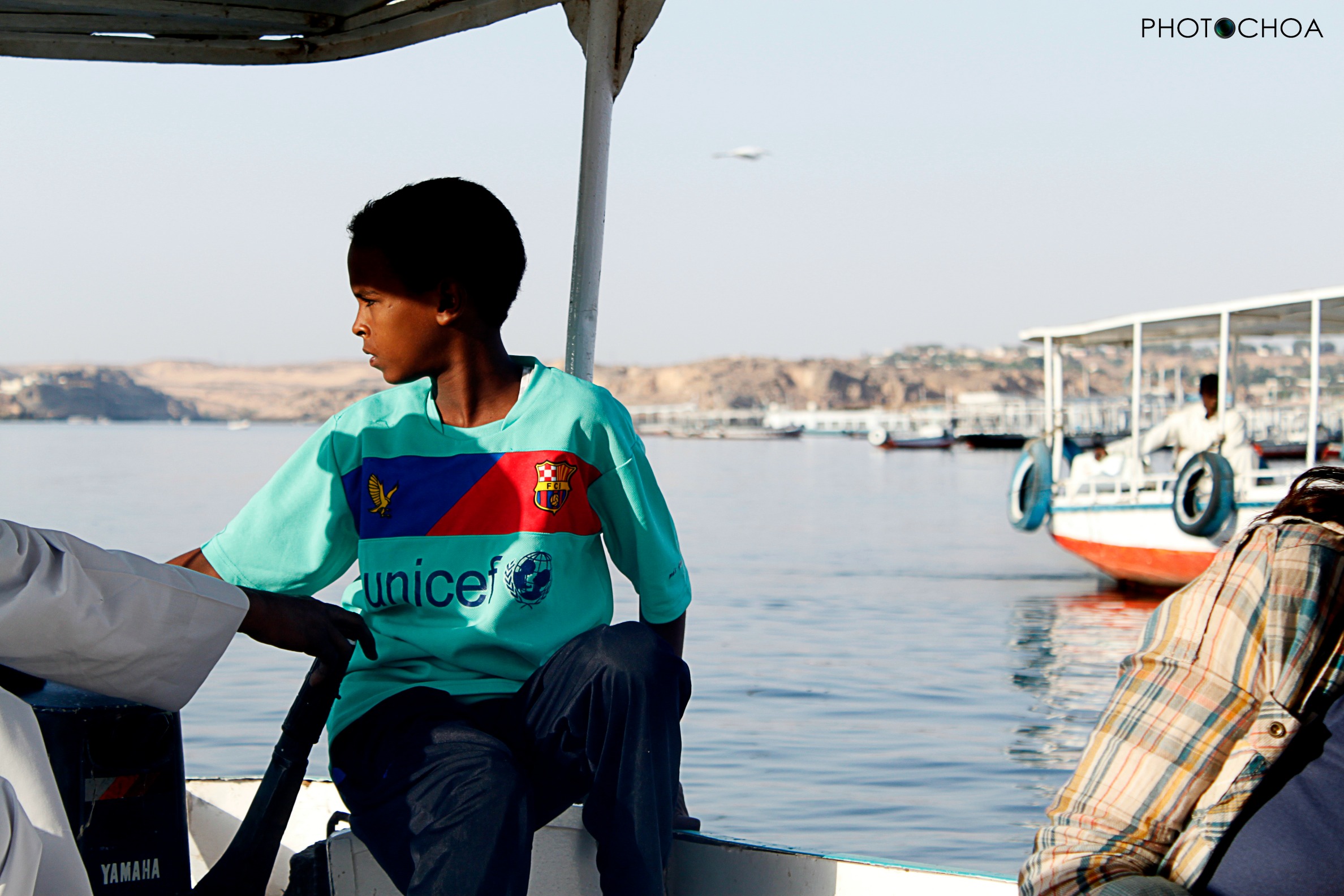 Niño egipcio en el embarcadero de Aswan