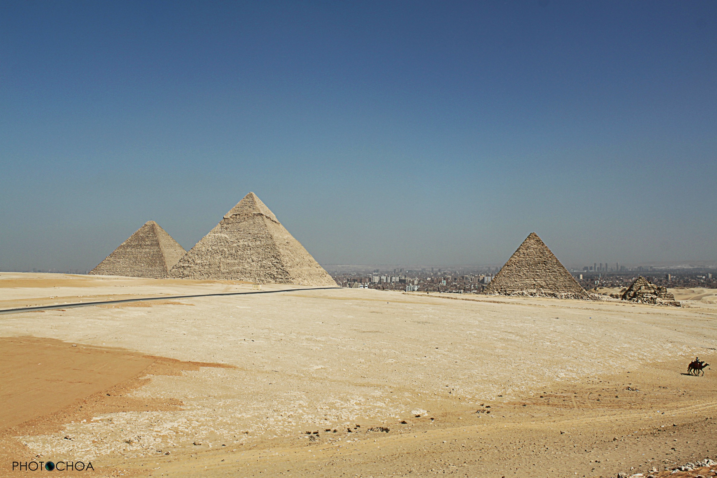 Pirámides de Guiza, a lo lejos la ciudad de El Cairo